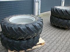 Michelin 13.6 R28 auf Felge