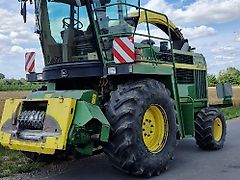John Deere 6750