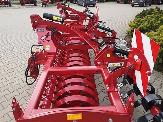 Lupus Wał daszkowy na przedni tuz z włóką 3,0 m , ø 600/Front V-ring roller with scraper beam 3.0 m, ø 600/Rullo anteriore V-ring con trave raschiante 3,0 m, ø 600/Rouleau V-ring avant avec racleur 3,0 m, ø 600/