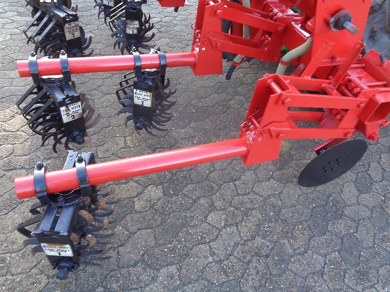 Becker  Hatzenbichler Einböck Schmotzer 4 reihiges Hackgerät mit Granulatstreuer-Düngerstreuer Reihenabstand variabel bis 75 cm mit Rollhackelementen-Hacksternen zur Substrateinarbeitung sowie zur Beikrautbekämpfung 300cm Arbeitsbreite