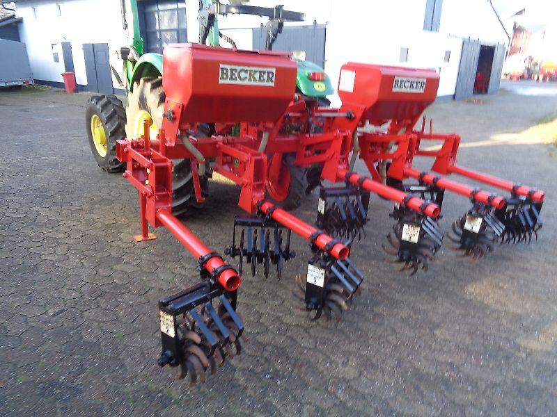 Becker  Hatzenbichler Einböck Schmotzer 4 reihiges Hackgerät mit Granulatstreuer-Düngerstreuer Reihenabstand variabel bis 75 cm mit Rollhackelementen-Hacksternen zur Substrateinarbeitung sowie zur Beikrautbekämpfung 300cm Arbeitsbreite