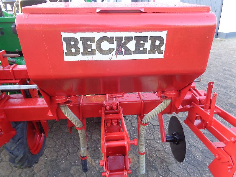 Becker  Hatzenbichler Einböck Schmotzer 4 reihiges Hackgerät mit Granulatstreuer-Düngerstreuer Reihenabstand variabel bis 75 cm mit Rollhackelementen-Hacksternen zur Substrateinarbeitung sowie zur Beikrautbekämpfung 300cm Arbeitsbreite