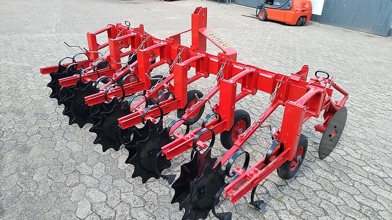 Gruse 5 reihige Hacke 5 reihiges Hackgerät 55 cm Reihenabstand 300 cm Rahmenbreite gezackte Kulturschutzscheiben 520 mm Durchmesser Scheibenseche zur Spurführung 520 mm gefedert