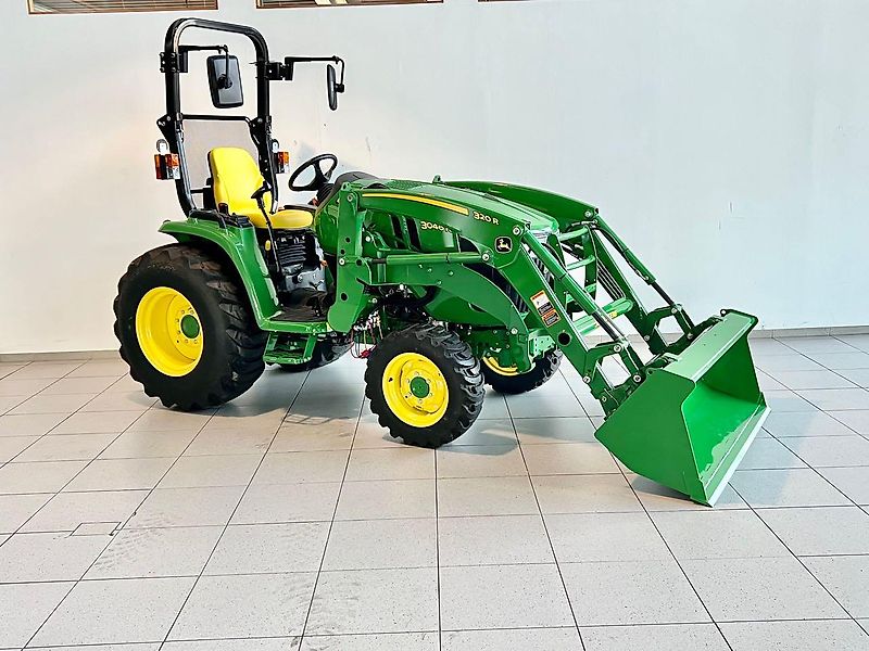 John Deere 3046R