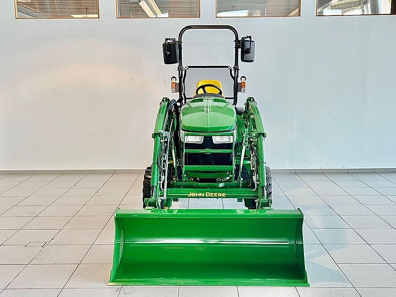 John Deere 3046R