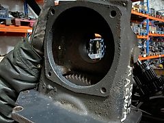 New Holland T8 - obudowa napędu pompy hydraulicznej 84379688 (Części zamienne)