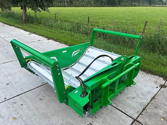Hustler LX104